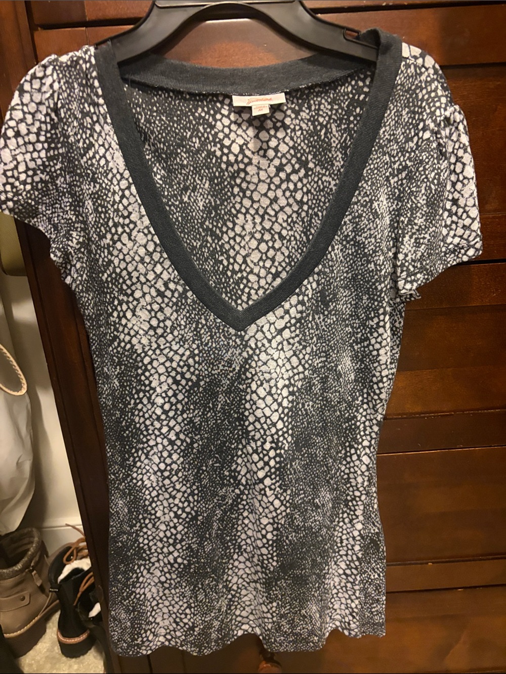 V-Neck Short Sleeve Printed Tee in Black & White